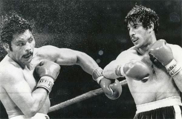 Mike Rossman (right) nails Galindez in their first fight. 