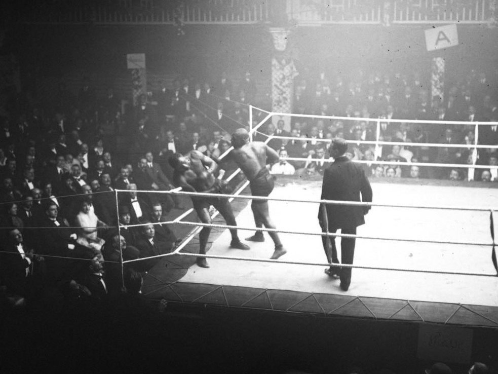 Langford (right) battles Joe Jeannette in Paris in 1913. 