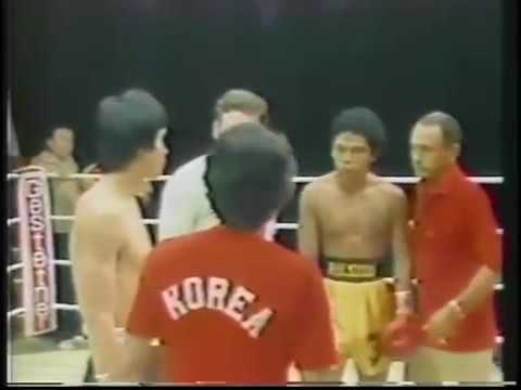 Choi and Navarrete receive the referee's instructions. 