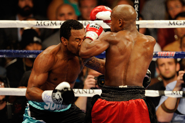 Forearm to the face: a Mayweather specialty. 