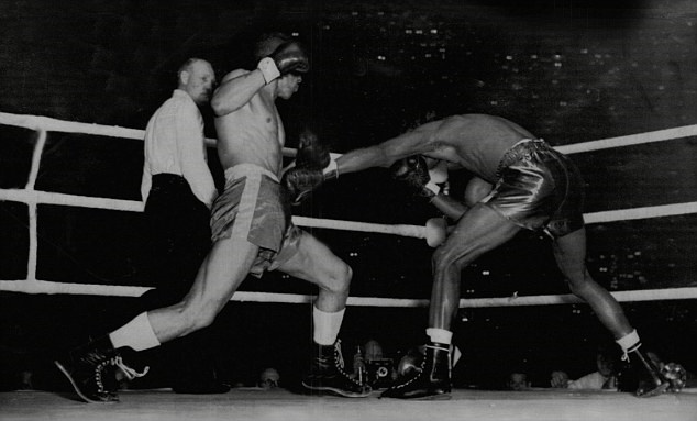 Ray Robinson catches Randy Turpin with a body jab in their first fight. 